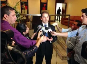 Imprensa entrevista o juiz federal Antônio César Bochenek durante o Encontro Nacional de Controle Interno