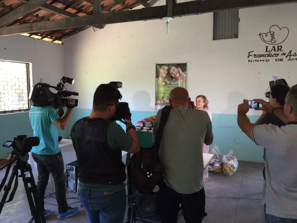 Imprensa acompanha entrega de alimentos arrecadados pelo Teatro Transcendental.