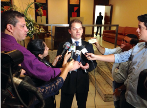 Imprensa entrevista o juiz federal Antônio César Bochenek durante o Encontro Nacional de Controle Interno