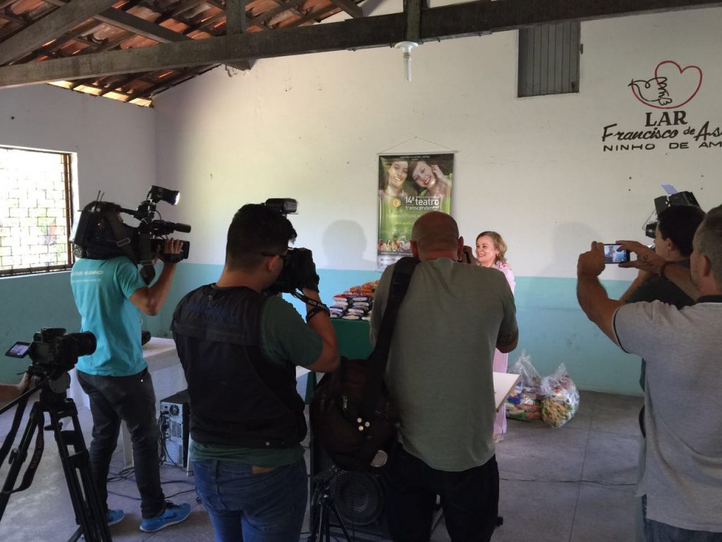 Imprensa acompanha entrega de alimentos arrecadados pelo Teatro Transcendental. 